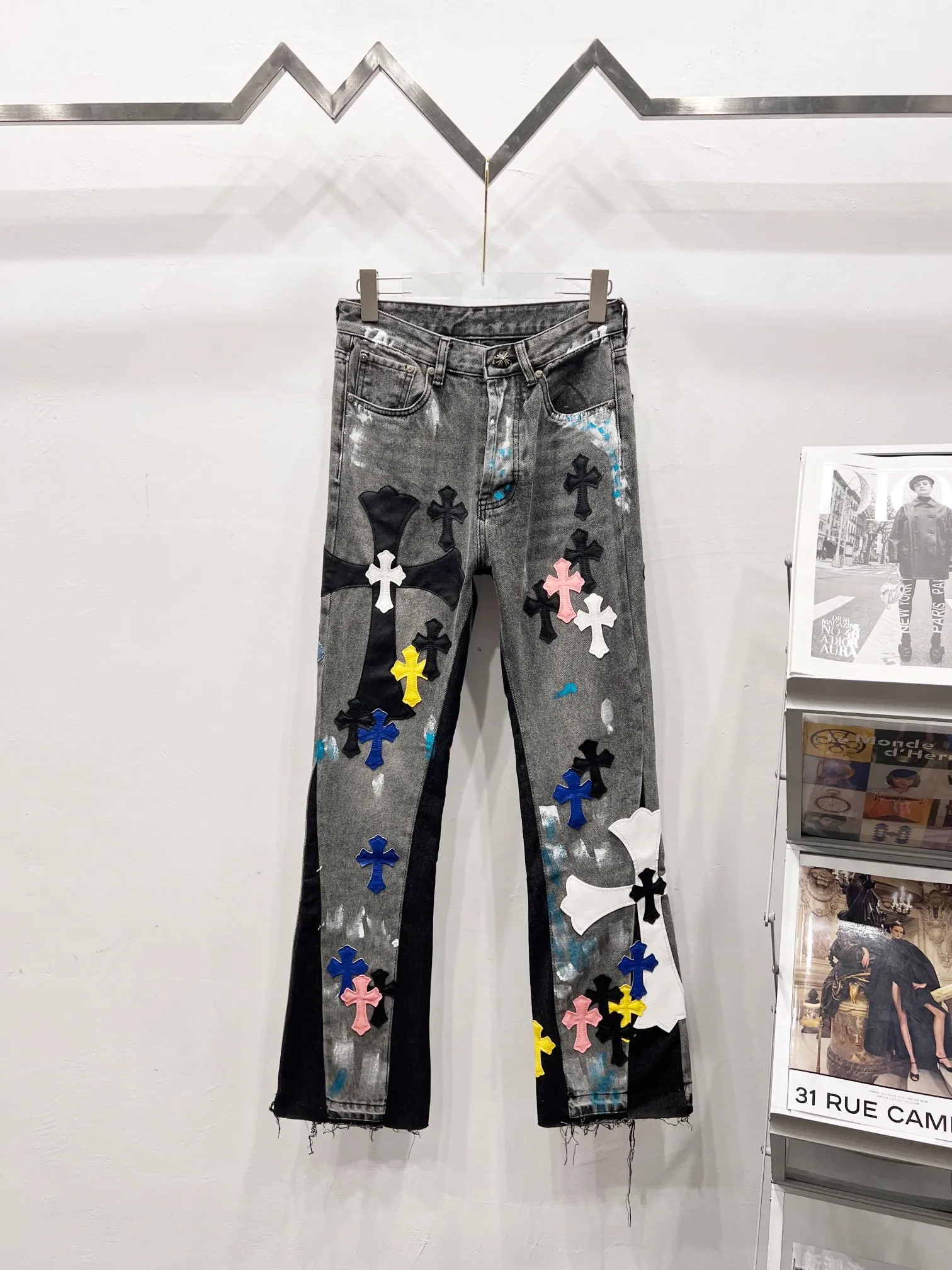 P360 Style No.: (r046) GALLERY DEPT. & Croixin co-branded 2025 new Cow King patchwork hand-painted colorful cross patchwork leather couple style bootcut jeans 🔥High version🔥High version🔥 Top ceiling quality Styles with different washed textures are very friendly to people with thin legs and thick legs. The bootcut version perfectly modifies the leg shape The timeless and moderate length makes it easy to match and match. It is the basis for various styles and is a must-have in your wardrobe! The fabric is stiff but also makes the upper body soft without losing texture. The washing process is even more perfect. It is a must-have item for everyone! ! ! Washed wheat, tag, trouser label, three labels complete Color: washed black Size: 28, 30, 32, 34, 36 (five sizes)